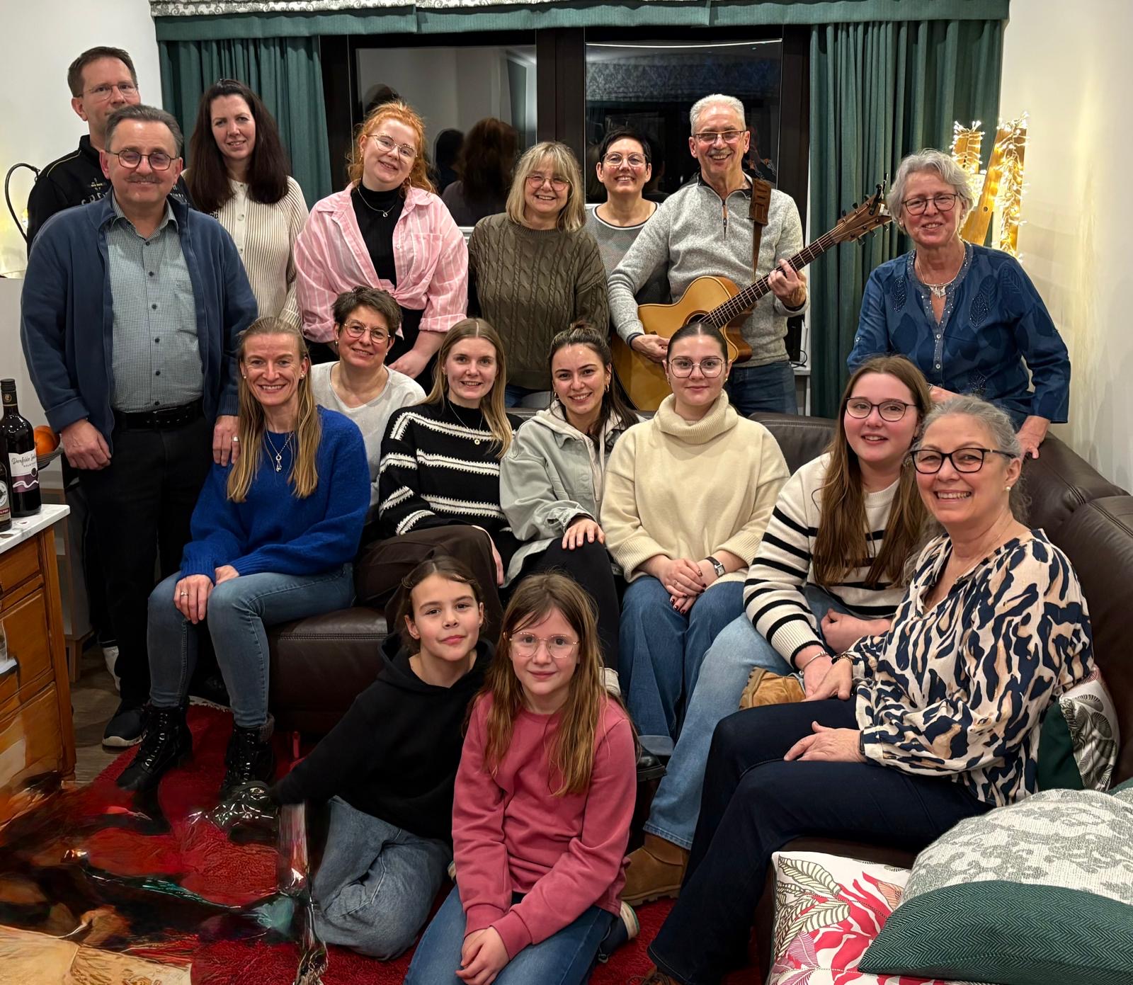 Gruppenfoto des Chors allTogether aus Nalbach – 18 Sängerinnen und Sänger aller Generationen